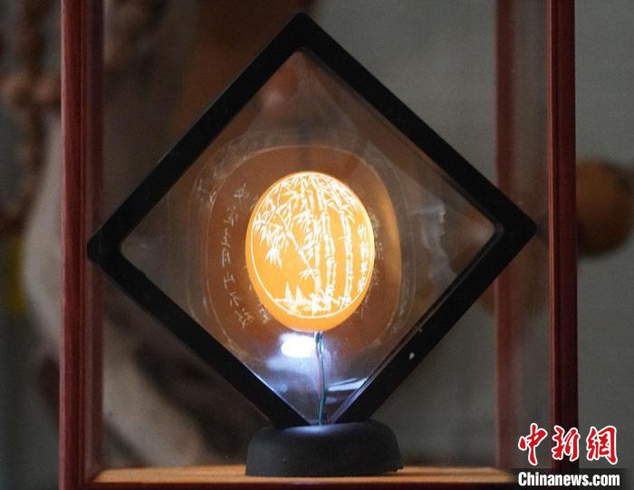 圖為吳義澤新包裝給蛋雕呈現(xiàn)立體感?！【琶赖ぴ?攝