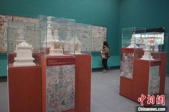 圖為觀眾欣賞數(shù)字復(fù)制壁畫。　九美旦增 攝