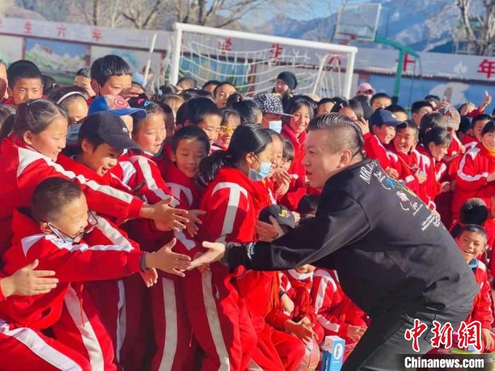 1月初，第五屆“街舞進藏鄉(xiāng)”公益助學活動在甘肅甘南結(jié)束，旨在讓藏族學子感受到街舞魅力?！￡惿菩?攝