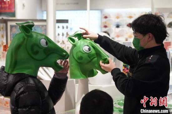 圖為“神馬來了”銅奔馬頭套?！【琶赖┰?攝