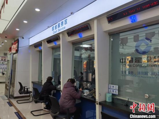 圖為蘭州市民在銀行兌換新鈔?！⌒煅?攝