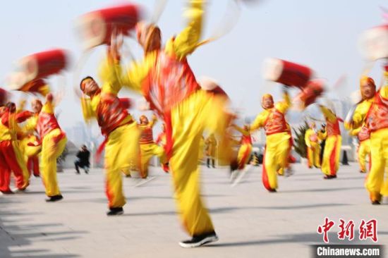 2019年2月19日，演員在黃河岸邊的蘭州水車(chē)博覽園內(nèi)進(jìn)行太平鼓表演，歡慶元宵佳節(jié)。(資料圖) 　楊艷敏 攝