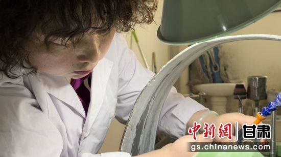 夜光杯制作學徒謝小琴坦言，雖工作枯燥，但是能夠掌握國家級非遺技藝是很自豪的。王牧雨 攝