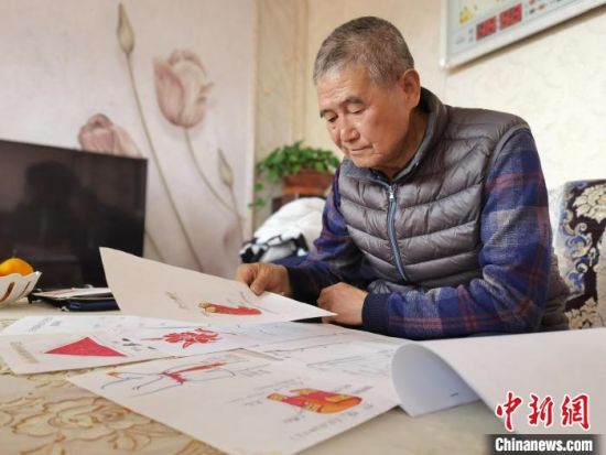 圖為陸鵬飛向記者展示多年帶隊(duì)的手寫筆記。　張婧 攝