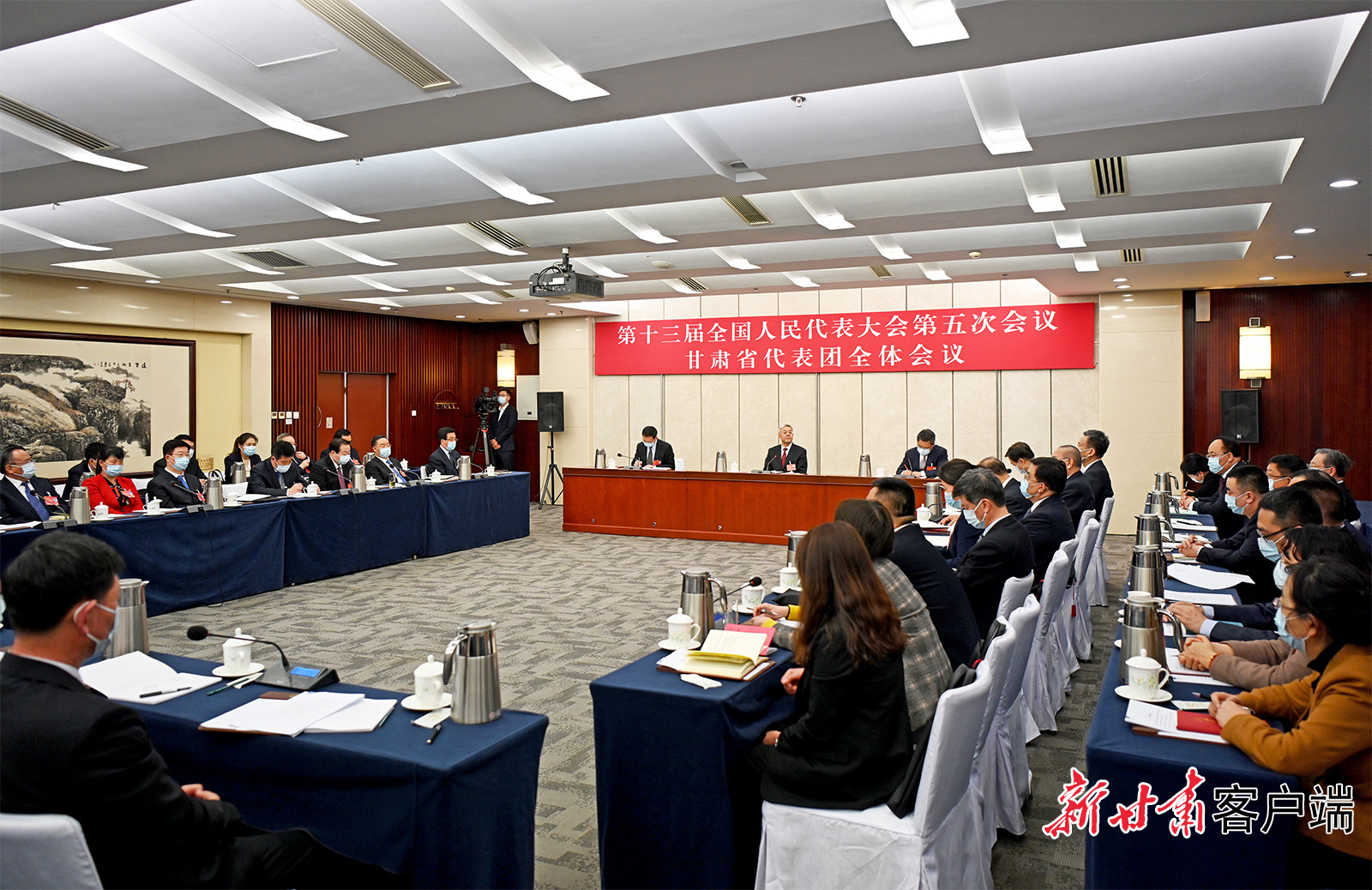 甘肅代表團舉行全體會議，尹弘主持并講話