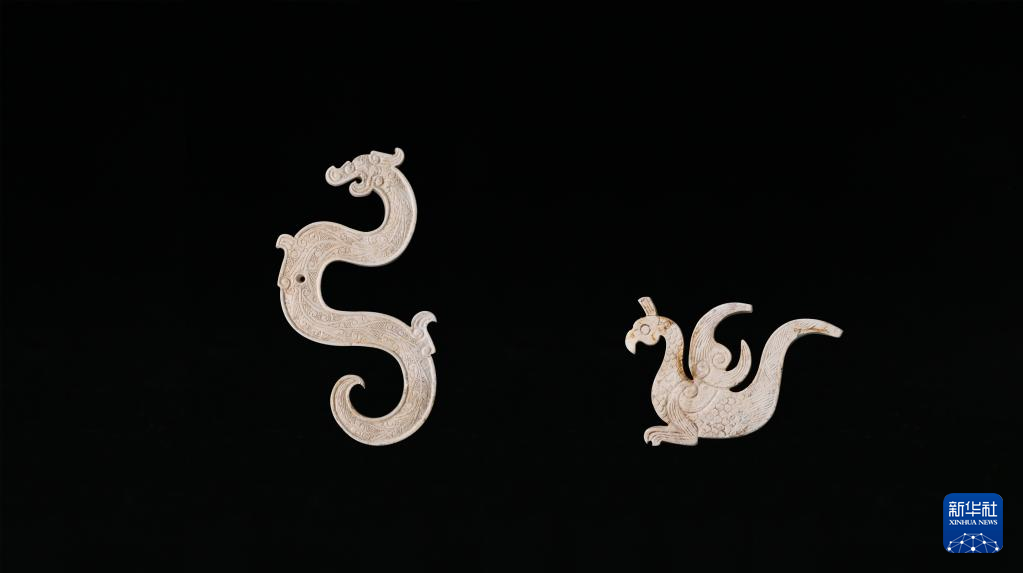 江西樟樹市國字山戰(zhàn)國墓葬出土玉龍、玉鳳（資料圖）。