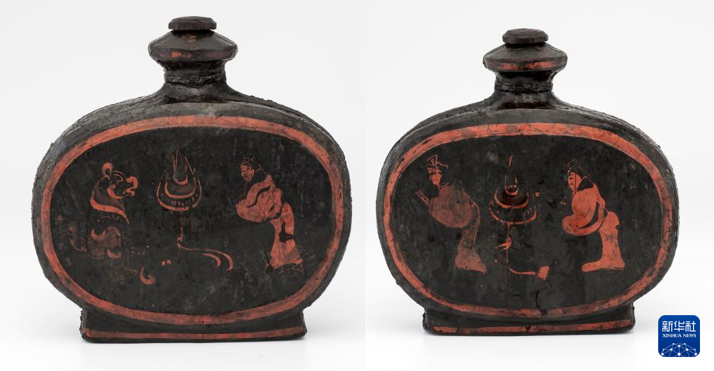 湖北云夢縣鄭家湖戰(zhàn)國秦漢墓地出土扁壺（資料圖）。