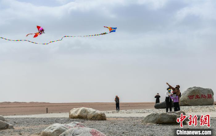 圖為市民正在陽關(guān)景區(qū)放風(fēng)箏?！⊥醣筱y 攝