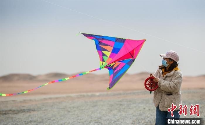 圖為市民正在陽關(guān)景區(qū)放風(fēng)箏?！⊥醣筱y 攝