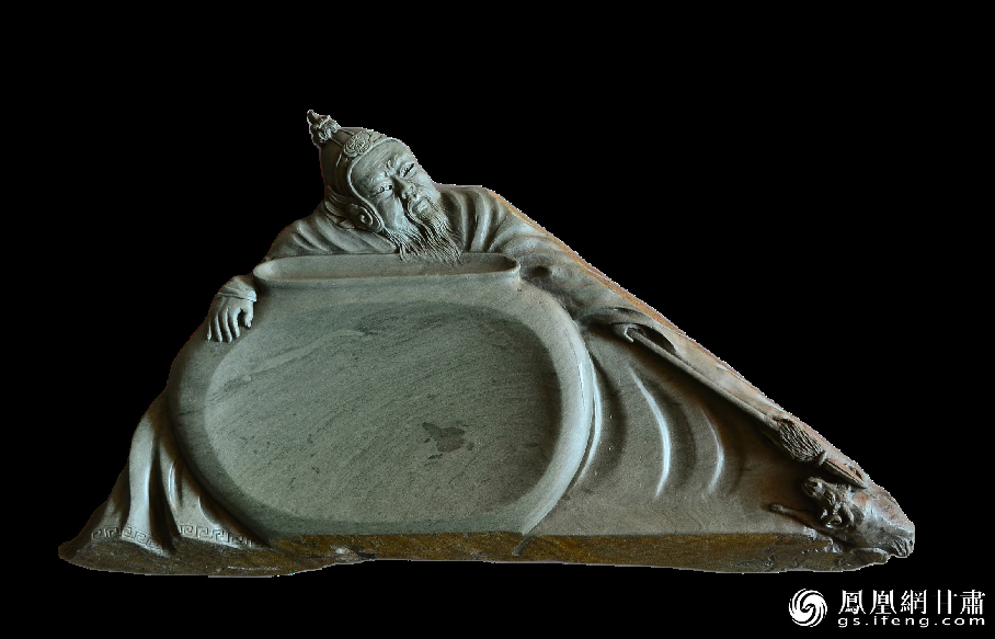 《醉臥沙場(chǎng)君莫笑》硯使王翰《涼州詞》中“醉臥沙場(chǎng)君莫笑，古來征戰(zhàn)幾人回？”的意境躍然硯臺(tái)之上。資料圖