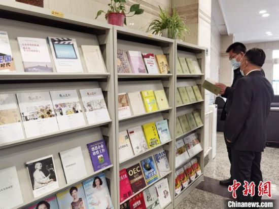 圖為國網(wǎng)甘肅電力黨校的職工書架?！⌒煅?攝