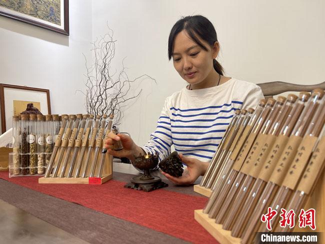 圖為魯雯展示燃香禮儀?！「攥?攝