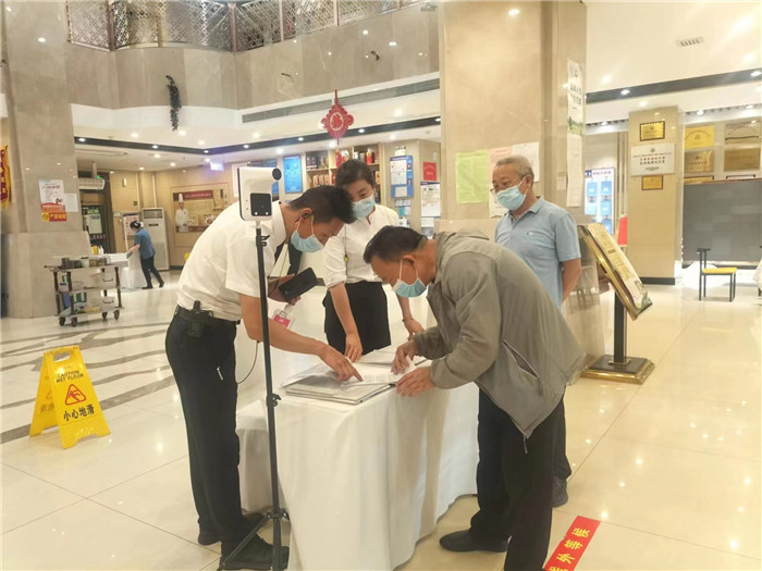 金昌市金川區(qū)紀委監(jiān)委駐區(qū)人大機關紀檢監(jiān)察組在花城錦都大酒店監(jiān)督檢查疫情防控工作。王文海 攝 .jpg