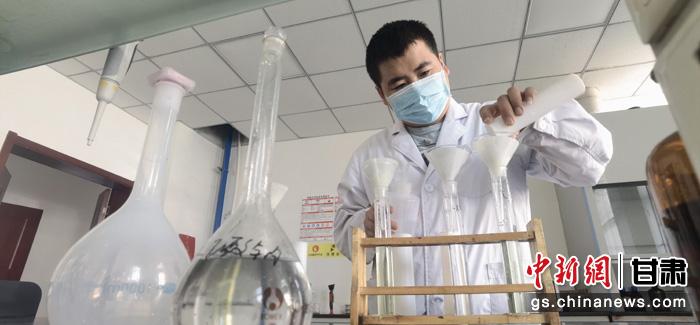 圖為甘肅科技集團(tuán)化工研究院有限責(zé)任公司工作人員正在做實(shí)驗(yàn)。魏建軍 攝