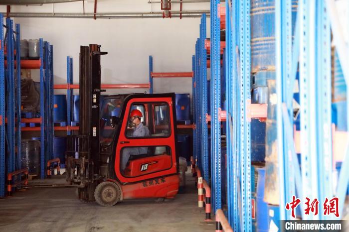 圖為甘肅省危險(xiǎn)廢物處置中心危險(xiǎn)廢物儲(chǔ)存庫?！∥航ㄜ?攝