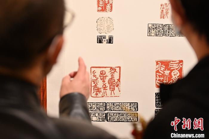 圖為甘肅蘭州，參展作品吸引參觀者。 中新社記者 李亞龍 攝