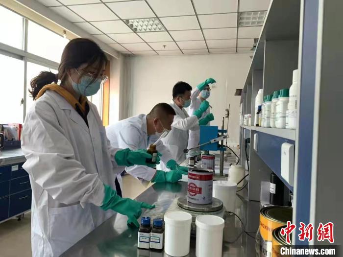 圖為肖菲(前一)帶領(lǐng)團(tuán)隊(duì)研發(fā)水性涂料。(資料圖) 受訪者供圖