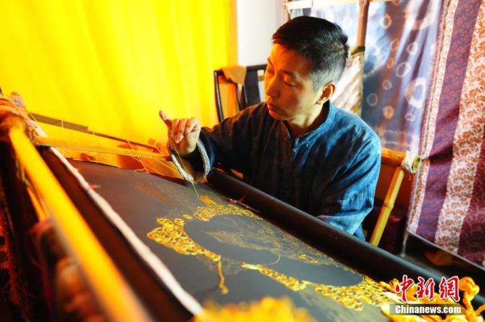 系統(tǒng)性挖掘整理古代敦煌刺繡，是甘肅天水市級非遺代表性項目武山刺繡代表性傳承人劉云帆這兩年最緊要的工作之一。圖為劉云帆在創(chuàng)作富含敦煌刺繡元素的作品。 中新社發(fā) 謝秉錫 攝 