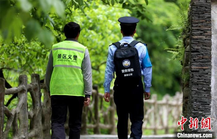 圖為民警背警務(wù)小包在轄區(qū)景區(qū)開(kāi)展工作。(資料圖) 甘肅省公安廳供圖