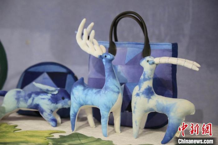 圖為許靜的非遺文創(chuàng)作品。(資料圖) 甘肅省非遺保護(hù)中心供圖