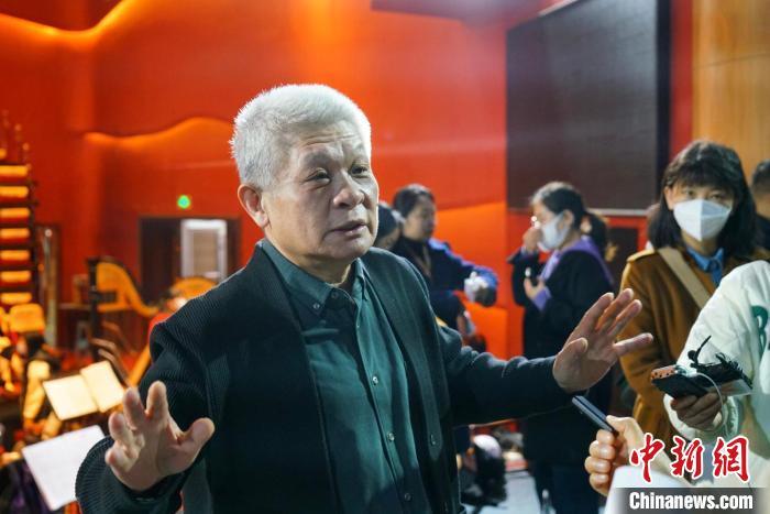 該劇導(dǎo)演蔣力向媒體介紹相關(guān)情況。　丁思 攝