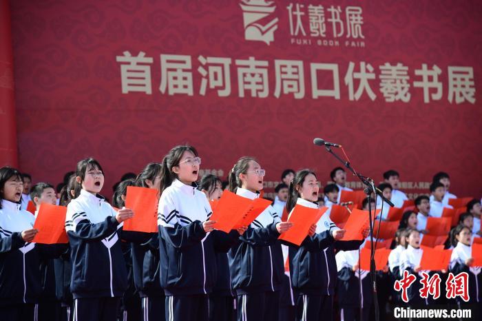 圖為學(xué)生們在開幕式上誦讀經(jīng)典?！×赫赵?攝