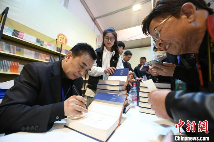 圖為作家王躍文現(xiàn)場簽名售書?！×赫赵?攝