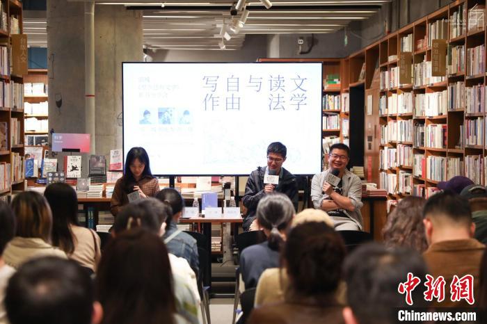 《至少還有文學(xué)》推出：在今天，我們?yōu)槭裁催€需要文學(xué)？