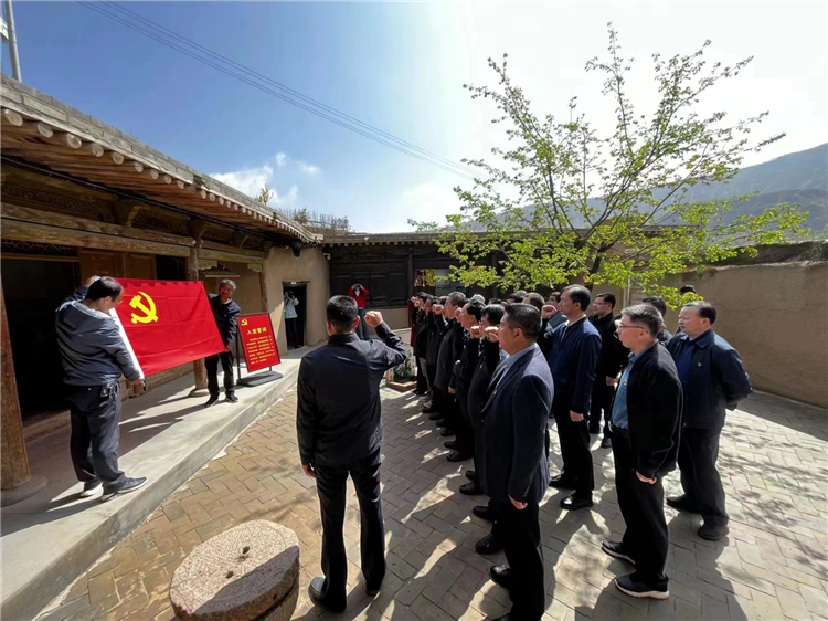 圖為臨夏州紀(jì)委監(jiān)委組織黨員干部在東鄉(xiāng)縣布塄溝黨史教育基地開展革命教育活動(dòng)，賡續(xù)紅色血脈、汲取奮進(jìn)力量、激發(fā)干事熱情。.png