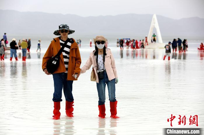 圖為游客在茶卡鹽湖之中?！⊙Φ?攝
