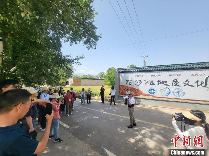 圖為中國(guó)地質(zhì)大學(xué)(北京)教授張緒教介紹村落情況?！『衍?攝