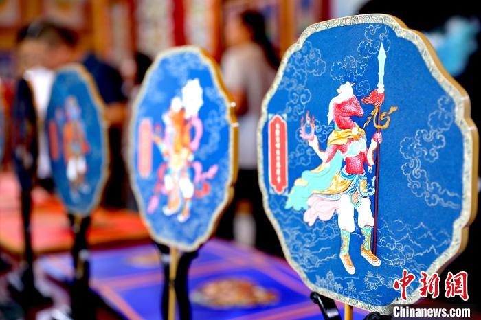 圖為唐卡延伸產(chǎn)品。　薛蒂 攝