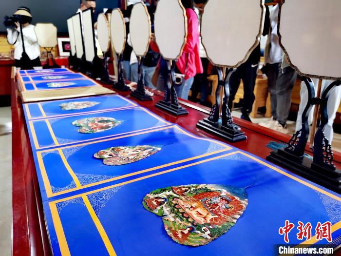 圖為唐卡延伸產(chǎn)品?！?zhí)砀?攝