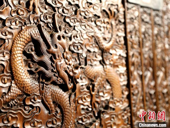 圖為青海永錄民俗博物館內(nèi)珍藏的中式家具細(xì)節(jié)展示?！⊙Φ?攝