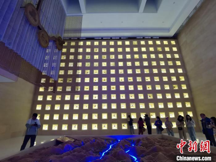 圖為河湟文化博物館序廳的左右彩陶墻放置的374件彩陶?！?zhí)砀?攝