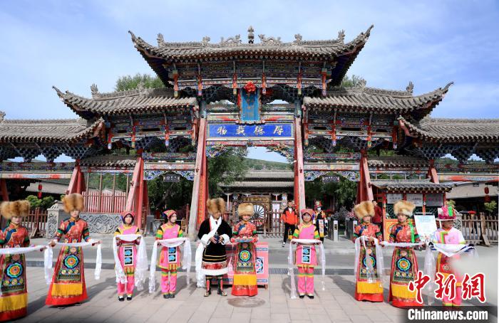 圖為身穿土族服飾的工作人員迎接訪客。　薛蒂 攝