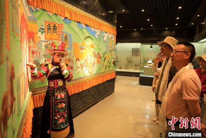 圖為媒體記者了解土族文化?！⊙Φ?攝