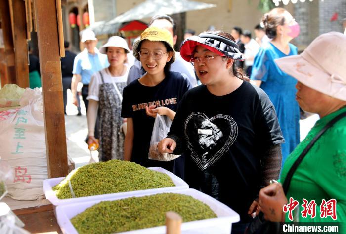 圖為民眾購買青海特色小吃?！⊙Φ?攝