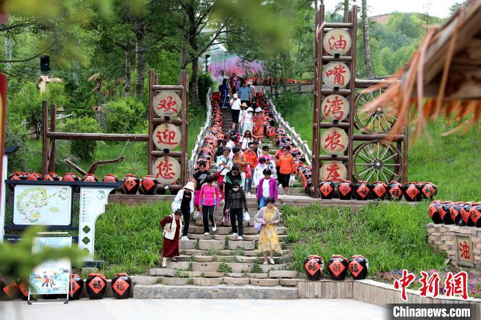 圖為油嘴灣生態(tài)文化景區(qū)的游客?！⊙Φ?攝