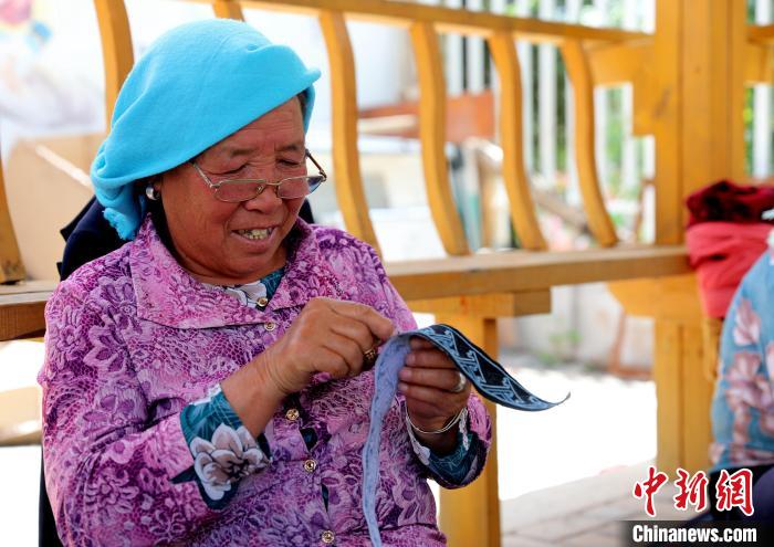 圖為繡娘在土族盤(pán)繡園內(nèi)制作盤(pán)繡。　薛蒂 攝