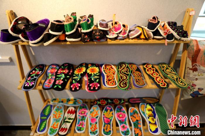 圖為盤(pán)繡作品?！⊙Φ?攝