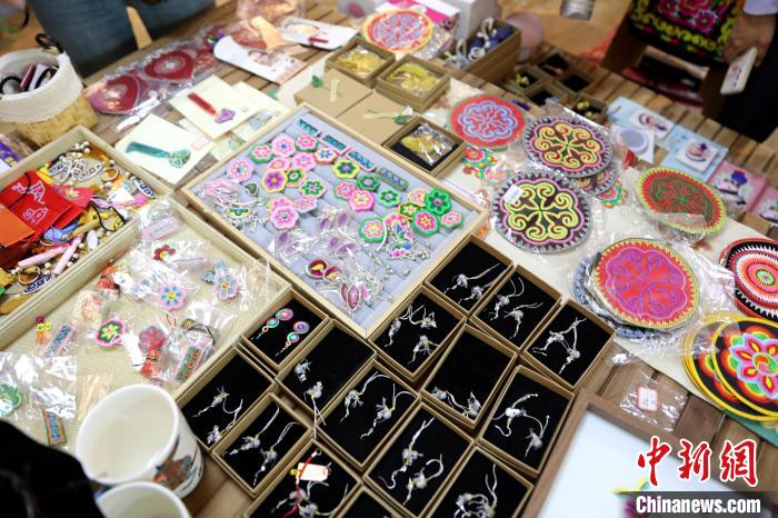 圖為盤(pán)繡作品?！⊙Φ?攝