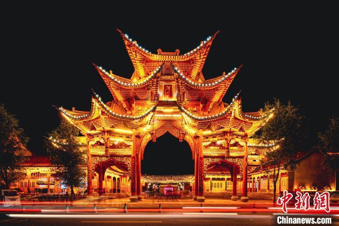 夜幕下的臨夏縣河州苑。夏雨 攝