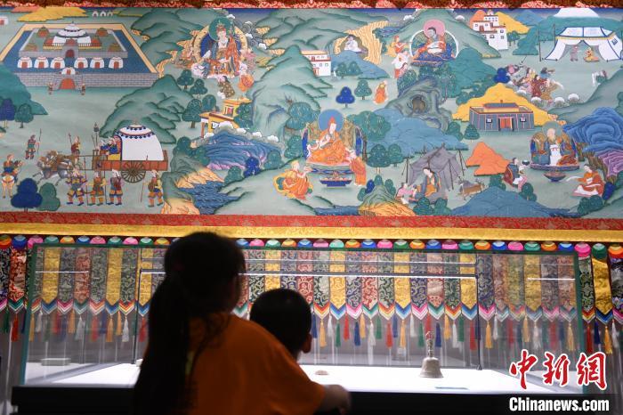 8月20日，兩名小觀眾參觀大型歷史題材卷軸唐卡“涼州會盟”。　戴文昌 攝