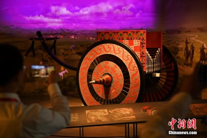 8月16日，甘肅省天水市張家川回族自治縣馬家塬車輿博物館內，游客拍攝等比例的戰(zhàn)國西戎車輿復制品。