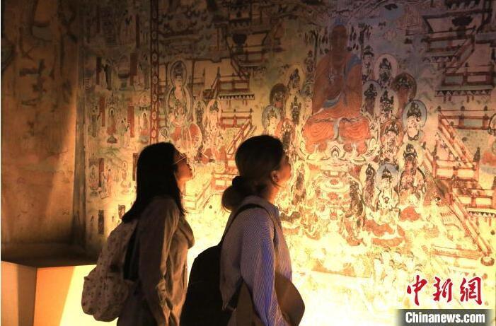2023年8月27日，游客在甘肅省敦煌市博物館參觀文物展。張曉亮 攝(資料圖)