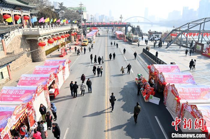1月30日，蘭州黃河畔的年貨集市吸引顧客選購年貨。九美旦增 攝</p><p>
