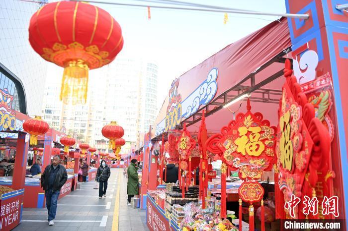 1月30日，蘭州街頭琳瑯滿目的年貨吸引顧客選購。九美旦增 攝</p><p>