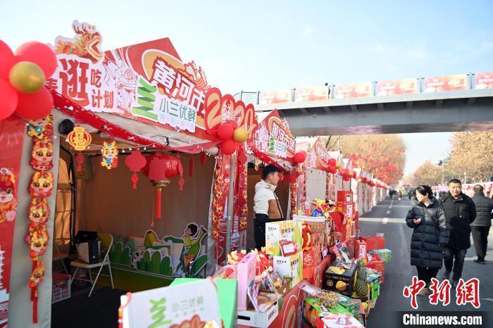 1月30日，蘭州黃河畔的年貨集市吸引顧客選購年貨。九美旦增 攝</p><p>