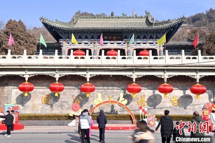 1月30日，裝扮一新的蘭州白塔山公園節(jié)日氛圍濃厚。九美旦增 攝</p><p>